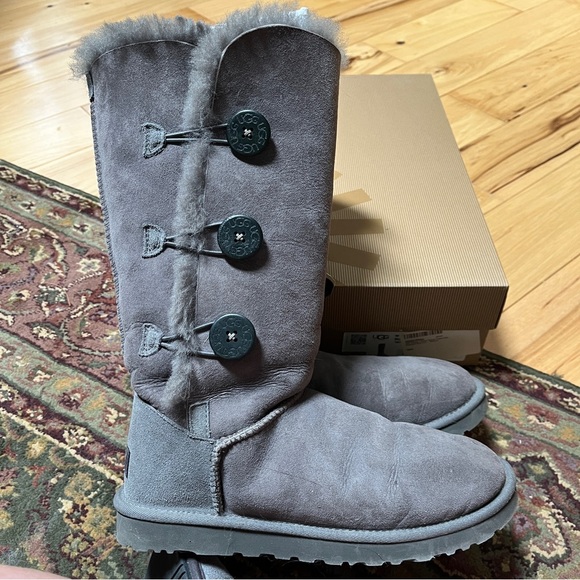 UGG Bailey Button Triplet Grey Boots. Lightly used in excellent condition. US 9 - Picture 2 of 9